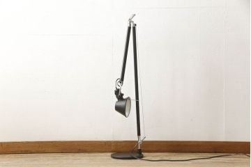 中古　イタリア　アルテミデ社(Artemide)　インダストリアルスタイルの空間づくりに活躍するフロアスタンド(スタンドライト、スタンド照明)(R-060142)