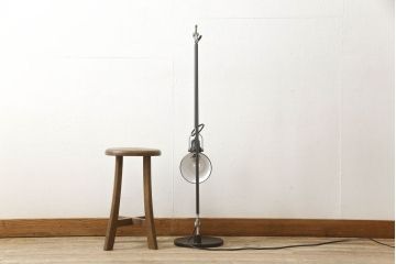 中古　イタリア　アルテミデ社(Artemide)　インダストリアルスタイルの空間づくりに活躍するフロアスタンド(スタンドライト、スタンド照明)(R-060142)