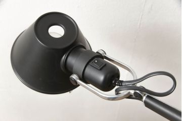 中古　イタリア　アルテミデ社(Artemide)　インダストリアルスタイルの空間づくりに活躍するフロアスタンド(スタンドライト、スタンド照明)(R-060142)