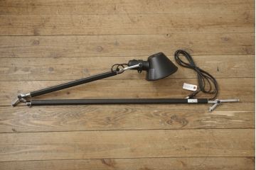 中古　イタリア　アルテミデ社(Artemide)　インダストリアルスタイルの空間づくりに活躍するフロアスタンド(スタンドライト、スタンド照明)(R-060142)