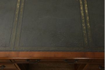 中古　美品　イギリスブランド家具　ロスジョン(ROSJOHN)　脚部まで凝ったデザインが高級感を醸し出すデスク(在宅用、ワークデスク、在宅ワーク用、両袖机、オフィスデスク)(定価約90万円)(R-060146)