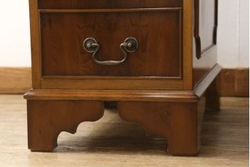 中古　美品　イギリスブランド家具　ロスジョン(ROSJOHN)　脚部まで凝ったデザインが高級感を醸し出すデスク(在宅用、ワークデスク、在宅ワーク用、両袖机、オフィスデスク)(定価約90万円)(R-060146)