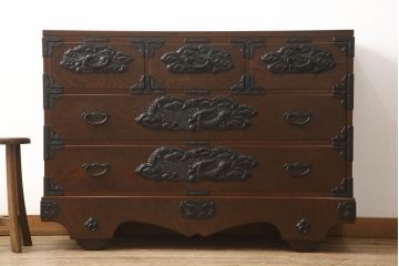 中古　美品　龍の金具が目を引く、威風堂々とした佇まいが魅力の南部箪笥(車箪笥、引き出し、収納箪笥、サイドチェスト)(定価約58万円)(R-060147)