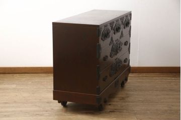 中古　美品　龍の金具が目を引く、威風堂々とした佇まいが魅力の南部箪笥(車箪笥、引き出し、収納箪笥、サイドチェスト)(定価約58万円)(R-060147)