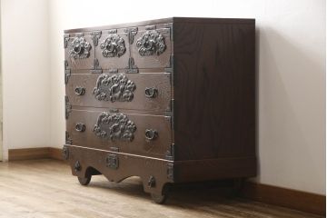 中古　美品　龍の金具が目を引く、威風堂々とした佇まいが魅力の南部箪笥(車箪笥、引き出し、収納箪笥、サイドチェスト)(定価約58万円)(R-060147)