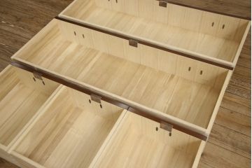中古　美品　龍の金具が目を引く、威風堂々とした佇まいが魅力の南部箪笥(車箪笥、引き出し、収納箪笥、サイドチェスト)(定価約58万円)(R-060147)
