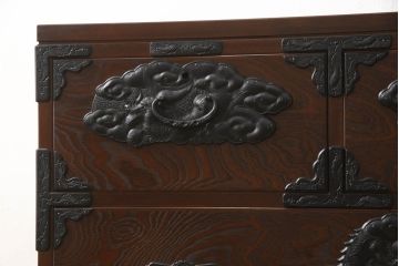 中古　美品　龍の金具が目を引く、威風堂々とした佇まいが魅力の南部箪笥(車箪笥、引き出し、収納箪笥、サイドチェスト)(定価約58万円)(R-060147)