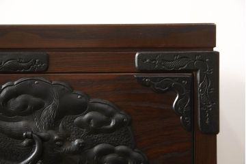 中古　美品　龍の金具が目を引く、威風堂々とした佇まいが魅力の南部箪笥(車箪笥、引き出し、収納箪笥、サイドチェスト)(定価約58万円)(R-060147)