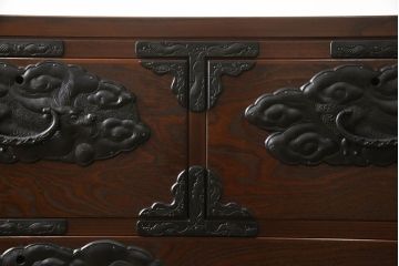 中古　美品　龍の金具が目を引く、威風堂々とした佇まいが魅力の南部箪笥(車箪笥、引き出し、収納箪笥、サイドチェスト)(定価約58万円)(R-060147)