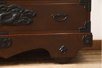 中古　美品　龍の金具が目を引く、威風堂々とした佇まいが魅力の南部箪笥(車箪笥、引き出し、収納箪笥、サイドチェスト)(定価約58万円)(R-060147)