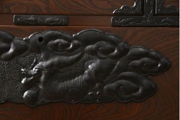 中古　美品　龍の金具が目を引く、威風堂々とした佇まいが魅力の南部箪笥(車箪笥、引き出し、収納箪笥、サイドチェスト)(定価約58万円)(R-060147)