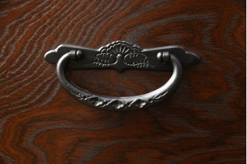 中古　美品　龍の金具が目を引く、威風堂々とした佇まいが魅力の南部箪笥(車箪笥、引き出し、収納箪笥、サイドチェスト)(定価約58万円)(R-060147)