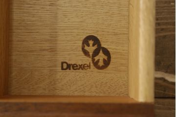 中古　美品　DREXEL HERITAGE(ドレクセルヘリテイジ)　Triune(トライユン)　気品溢れるエレガントなマホガニー材製チェスト(引き出し、サイドボード、収納箪笥、整理タンス)(R-060148)