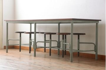ユニークなデザインが魅力的な格納スツール8脚付きテーブル(8人用ダイニングテーブル、作業台、ワークスペース)(R-060167)