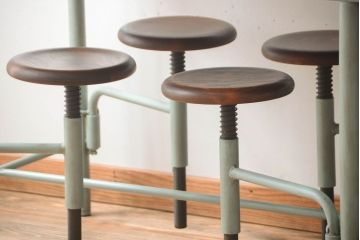 ユニークなデザインが魅力的な格納スツール8脚付きテーブル(8人用ダイニングテーブル、作業台、ワークスペース)(R-060167)