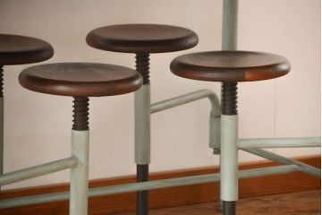 ユニークなデザインが魅力的な格納スツール8脚付きテーブル(8人用ダイニングテーブル、作業台、ワークスペース)(R-060167)