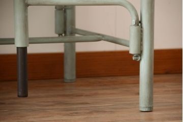 ユニークなデザインが魅力的な格納スツール8脚付きテーブル(8人用ダイニングテーブル、作業台、ワークスペース)(R-060177)
