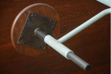 ユニークなデザインが魅力的な格納スツール8脚付きテーブル(8人用ダイニングテーブル、作業台、ワークスペース)(R-060177)