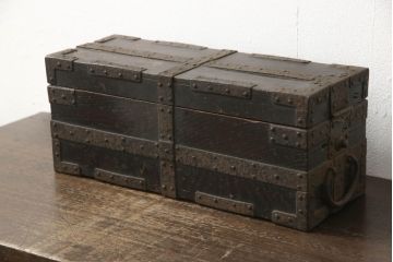 和製アンティーク　超希少　博物館クラス!!　明和元年　約250年前　総栗材　経年を感じる金具と木肌の風合いが味わい深い千両箱(船箪笥、舟箪笥、銭箱、木箱)(R-060178)