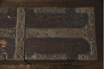 和製アンティーク　超希少　博物館クラス!!　明和元年　約250年前　総栗材　経年を感じる金具と木肌の風合いが味わい深い千両箱(船箪笥、舟箪笥、銭箱、木箱)(R-060178)