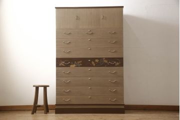 中古　美品　国産　職人手造り　上品な雰囲気を醸し出す蒔絵入り総桐箪笥(桐たんす、着物箪笥、衣装箪笥、収納箪笥、和タンス、引き出し)(R-060179)