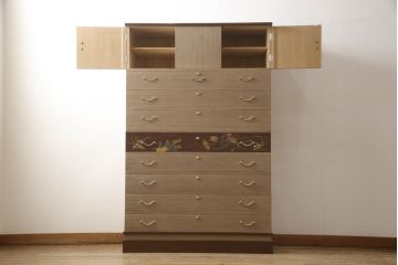 中古　美品　国産　職人手造り　上品な雰囲気を醸し出す蒔絵入り総桐箪笥(桐たんす、着物箪笥、衣装箪笥、収納箪笥、和タンス、引き出し)(R-060179)