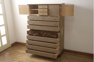 中古　美品　国産　職人手造り　上品な雰囲気を醸し出す蒔絵入り総桐箪笥(桐たんす、着物箪笥、衣装箪笥、収納箪笥、和タンス、引き出し)(R-060179)