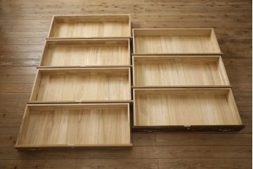 中古　美品　国産　職人手造り　上品な雰囲気を醸し出す蒔絵入り総桐箪笥(桐たんす、着物箪笥、衣装箪笥、収納箪笥、和タンス、引き出し)(R-060179)