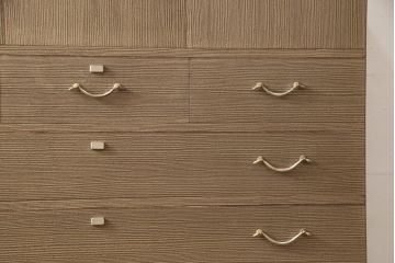 中古　美品　国産　職人手造り　上品な雰囲気を醸し出す蒔絵入り総桐箪笥(桐たんす、着物箪笥、衣装箪笥、収納箪笥、和タンス、引き出し)(R-060179)