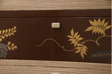 中古　美品　国産　職人手造り　上品な雰囲気を醸し出す蒔絵入り総桐箪笥(桐たんす、着物箪笥、衣装箪笥、収納箪笥、和タンス、引き出し)(R-060179)
