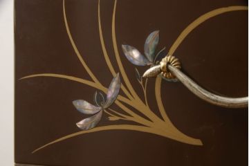 中古　美品　国産　職人手造り　上品な雰囲気を醸し出す蒔絵入り総桐箪笥(桐たんす、着物箪笥、衣装箪笥、収納箪笥、和タンス、引き出し)(R-060179)