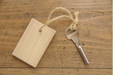 中古　美品　国産　職人手造り　上品な雰囲気を醸し出す蒔絵入り総桐箪笥(桐たんす、着物箪笥、衣装箪笥、収納箪笥、和タンス、引き出し)(R-060179)