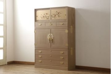 中古　国産　職人手造り　可憐な花の絵柄が美しい蒔絵入り総桐箪笥(並厚、桐たんす、衣装箪笥、収納箪笥、着物箪笥、和タンス、引き出し)(R-060180)