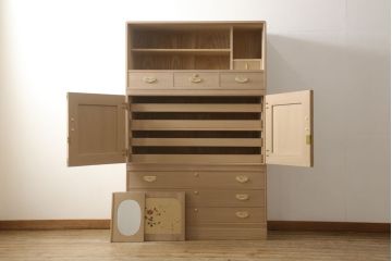 中古　国産　職人手造り　可憐な花の絵柄が美しい蒔絵入り総桐箪笥(並厚、桐たんす、衣装箪笥、収納箪笥、着物箪笥、和タンス、引き出し)(R-060180)