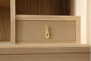 中古　国産　職人手造り　可憐な花の絵柄が美しい蒔絵入り総桐箪笥(並厚、桐たんす、衣装箪笥、収納箪笥、着物箪笥、和タンス、引き出し)(R-060180)