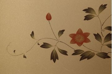 中古　国産　職人手造り　可憐な花の絵柄が美しい蒔絵入り総桐箪笥(並厚、桐たんす、衣装箪笥、収納箪笥、着物箪笥、和タンス、引き出し)(R-060180)