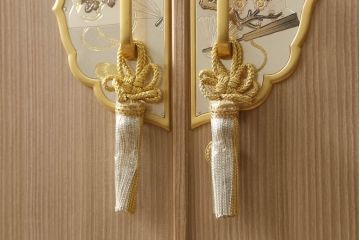 中古　国産　職人手造り　可憐な花の絵柄が美しい蒔絵入り総桐箪笥(並厚、桐たんす、衣装箪笥、収納箪笥、着物箪笥、和タンス、引き出し)(R-060180)