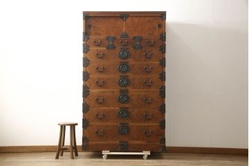中古　美品　岩谷堂箪笥　見事な金具と美しい杢目が魅力の重ね箪笥(引き出し、衣装箪笥、収納タンス、洋服箪笥)(R-060181)