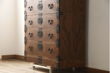 中古　美品　岩谷堂箪笥　見事な金具と美しい杢目が魅力の重ね箪笥(引き出し、衣装箪笥、収納タンス、洋服箪笥)(R-060181)