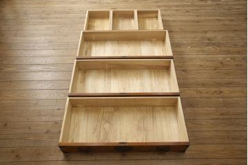 中古　美品　岩谷堂箪笥　見事な金具と美しい杢目が魅力の重ね箪笥(引き出し、衣装箪笥、収納タンス、洋服箪笥)(R-060181)
