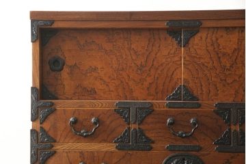 中古　美品　岩谷堂箪笥　見事な金具と美しい杢目が魅力の重ね箪笥(引き出し、衣装箪笥、収納タンス、洋服箪笥)(R-060181)