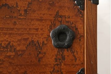 中古　美品　岩谷堂箪笥　見事な金具と美しい杢目が魅力の重ね箪笥(引き出し、衣装箪笥、収納タンス、洋服箪笥)(R-060181)