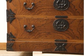 中古　美品　岩谷堂箪笥　見事な金具と美しい杢目が魅力の重ね箪笥(引き出し、衣装箪笥、収納タンス、洋服箪笥)(R-060181)