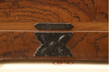 中古　美品　岩谷堂箪笥　見事な金具と美しい杢目が魅力の重ね箪笥(引き出し、衣装箪笥、収納タンス、洋服箪笥)(R-060181)