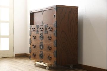 中古　岩谷堂箪笥　脚(台輪)付きリメイク　重厚で上品な金具の整理箪笥(収納箪笥、衣装箪笥、引き出し、和タンス)(R-060182)