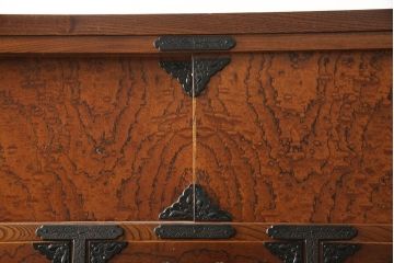 中古　岩谷堂箪笥　脚(台輪)付きリメイク　重厚で上品な金具の整理箪笥(収納箪笥、衣装箪笥、引き出し、和タンス)(R-060182)