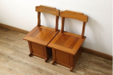 中古　民芸家具　欅(ケヤキ)　収納付きで便利な囲炉裏チェア2脚セット(椅子、ダイニングチェア、板座チェア)(R-060184)