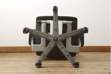中古　美品　ドイツ　ウィルクハーン(Wilkhahn)　アルミフレーム　上質なデスクワークの空間を演出する高級デスクチェア(椅子、イス、アームチェア、オフィスチェア)(定価約22万円)(R-060192)