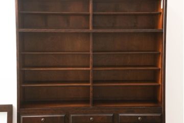 中古　美品　北海道民芸家具　美しい木肌とシックな佇まいが魅力的な重ね戸棚(収納棚、食器棚、飾り棚、キャビネット)(R-060193)