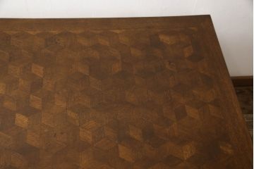 フランスアンティーク　オーク材　パーケット天板と上品で凝ったデザインが魅力的なダイニングテーブル(2人掛け、4人掛けテーブル)(R-060194)